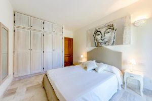 a picture of the nicely furnished bedroom at the Rocce e Mare apartments in Porto Cervo, north-east Sardinia, Italy.