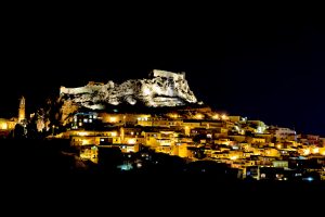 a picture of castelsardo at night