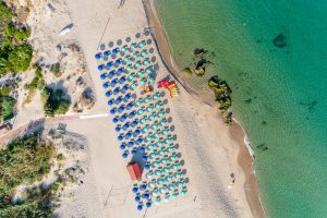 The private beach area at Club Hotel Residence Baiaverde.