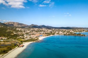 An aerial view of Pittulongu and Spiaggia la Playa, Spiaggia dello Squalo, Spiaggia del Pellicano, and Spiaggia Mare e Rocce.