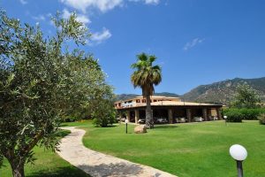 Ristorante Le Anfore in Villasimius, where the fish is fresh and the menu extensive.