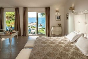 Modern rooms with garden and sea views at the four-star Pelican Beach Resort in Pittulongu, Sardinia.